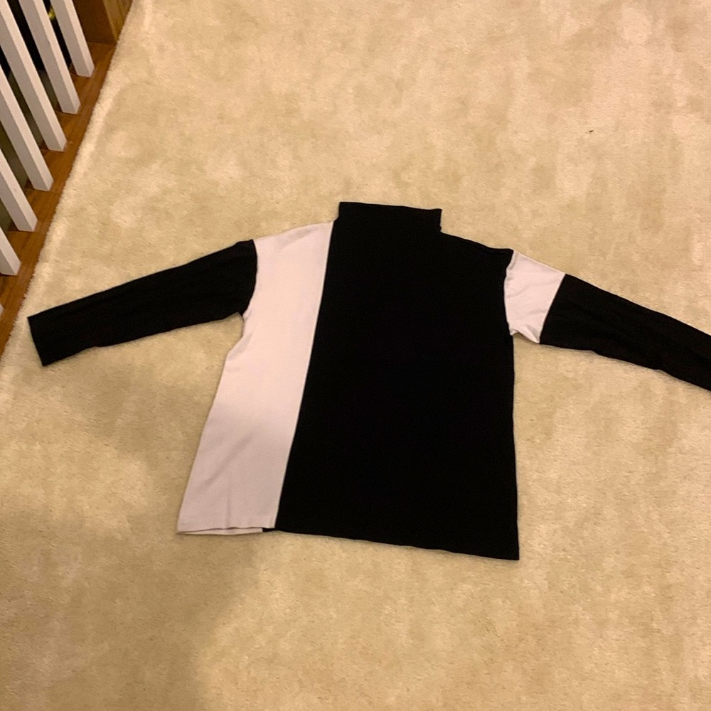 Anne Klein black and white top. Size 1X